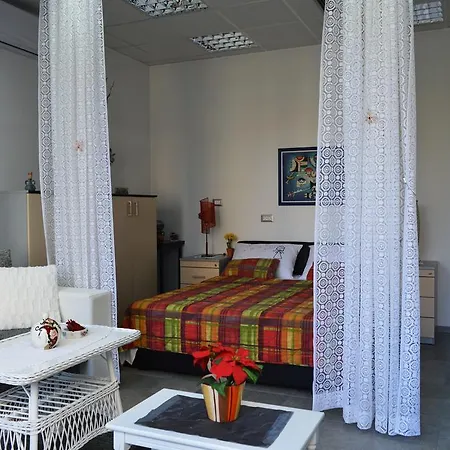 Studio Two Roses Apartment Split