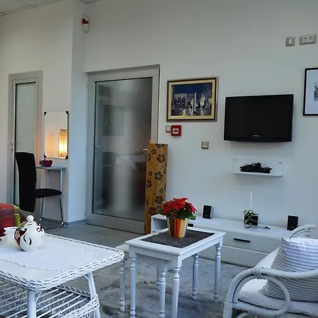 Daire Studio Two Roses