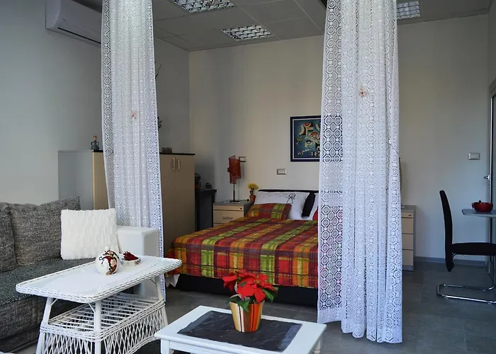 Studio Two Roses Apartment Split