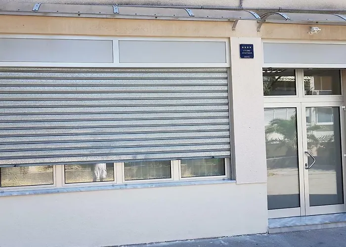 Studio Two Roses * Split